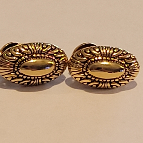 VINTAGE PREMIER USA ,GOLD COLOR OVAL CLIP ON ERRINGS - Picture 2 of 6